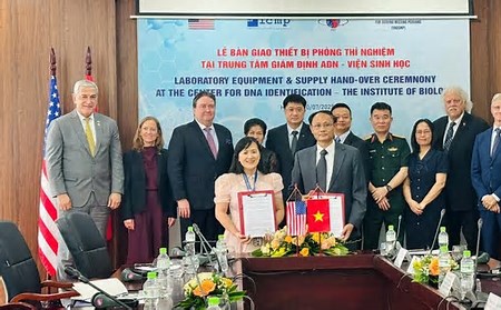 Mỹ chuyển giao công nghệ giám định ADN cho Việt Nam